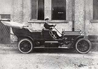 filippo-tommaso-marinetti-in-automobile-1908